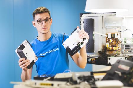 Ob nevihtah in pred odhodom na dopust iz omrežja izklopite elektronske naprave 1